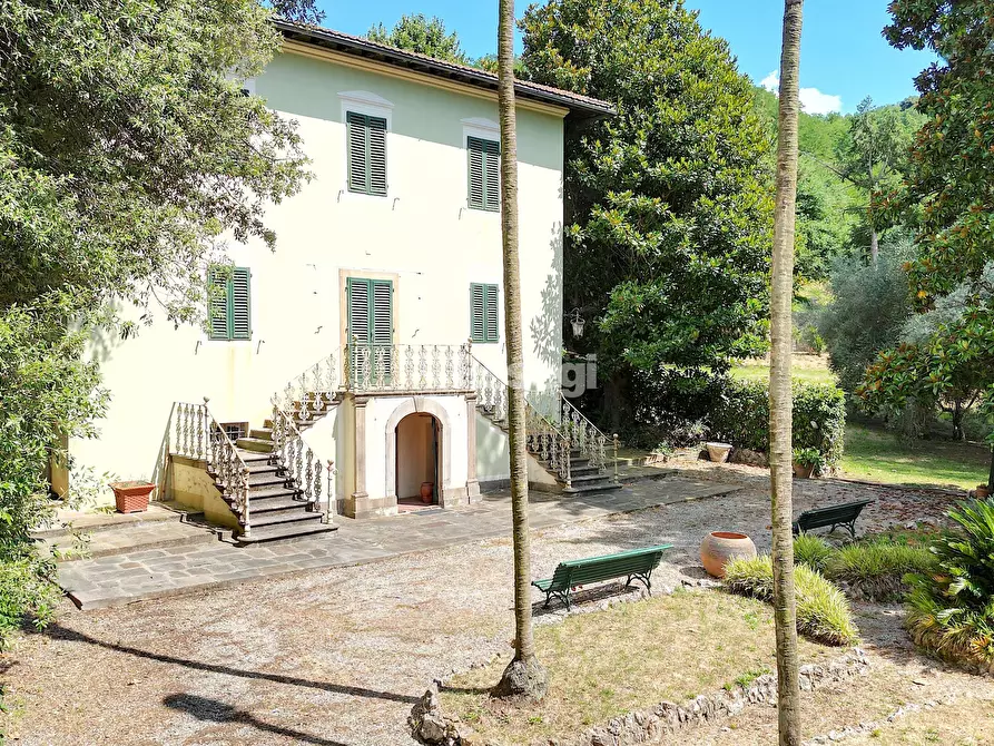 Immagine 1 di Villa in vendita  a Lucca