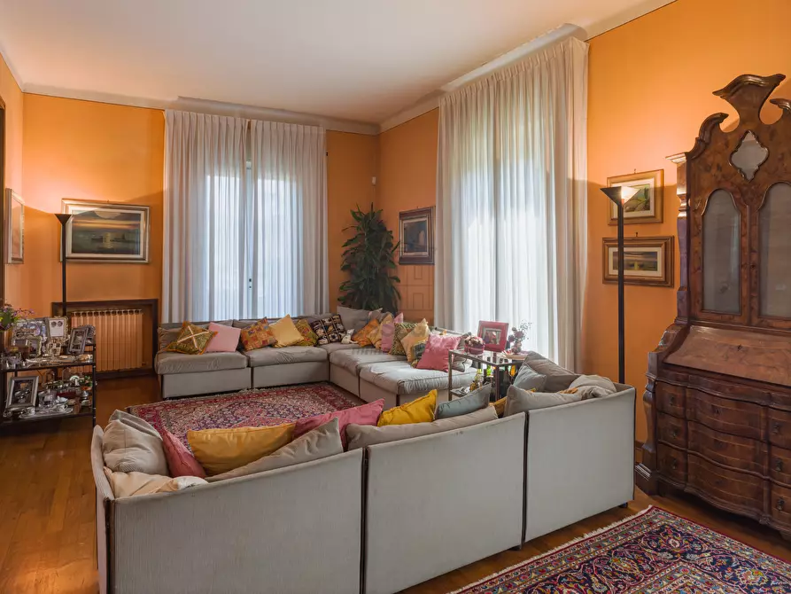 Immagine 15 di Villa in vendita  in Via Castruccio Buonamici a Lucca