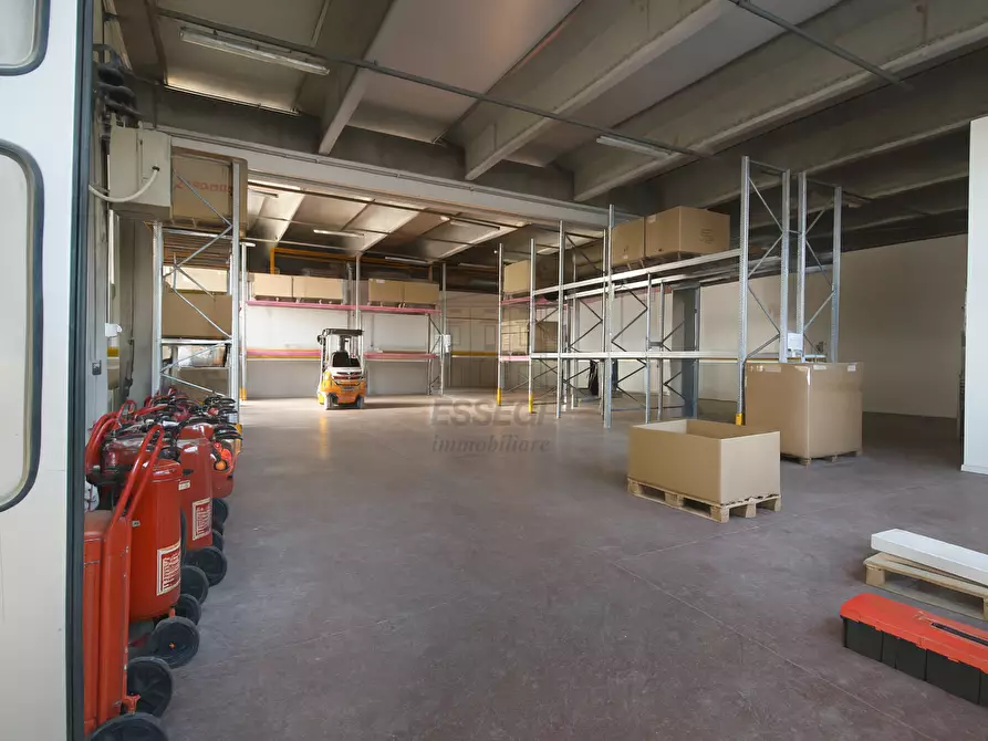 Immagine 1 di Attività artigianale in vendita  in Via Sarzanese 703 a Lucca