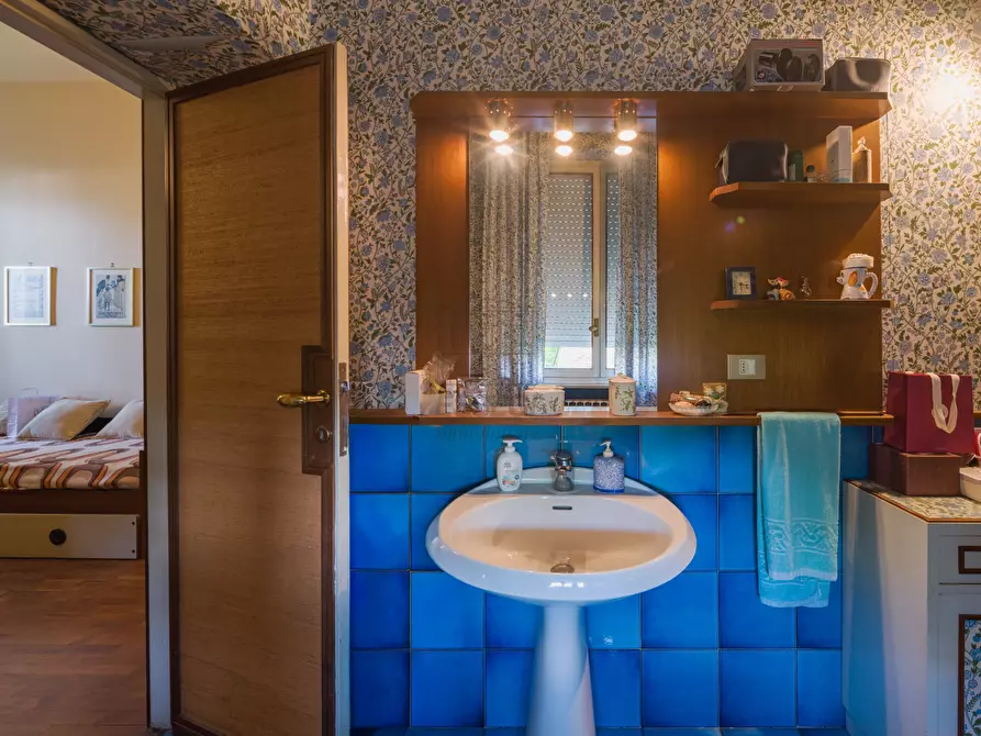 Immagine 30 di Villa in vendita  in Via Castruccio Buonamici a Lucca