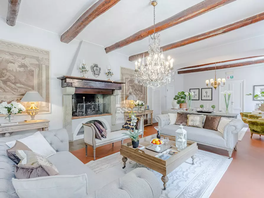 Immagine 1 di Villa in vendita  in vicopelago a Lucca