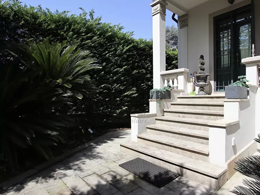 Immagine 36 di Villa in vendita  in Viale Pacini 35 a Lucca