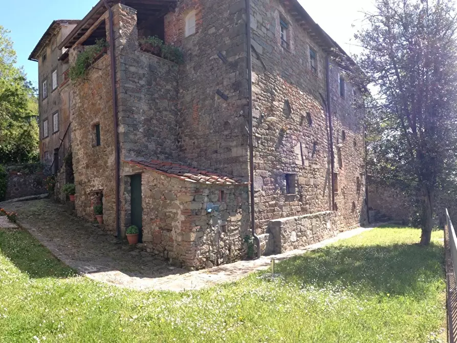 Immagine 82 di Rustico / casale in vendita  in Via di matraia a Lucca