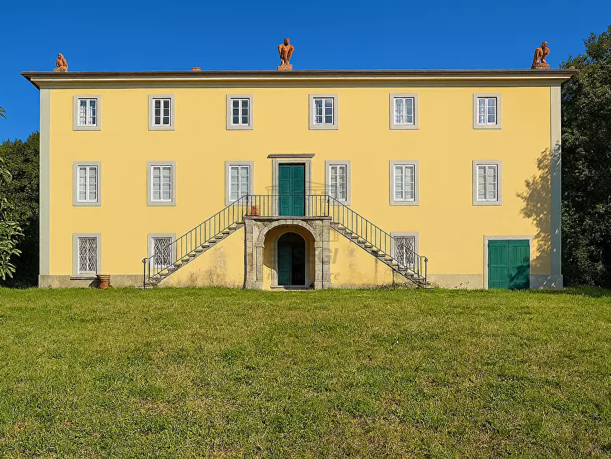 Immagine 1 di Villa in vendita  a Lucca