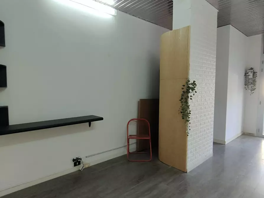 Immagine 6 di Locale commerciale in affitto  in Via Nino Bixio 41a a Reggio Di Calabria