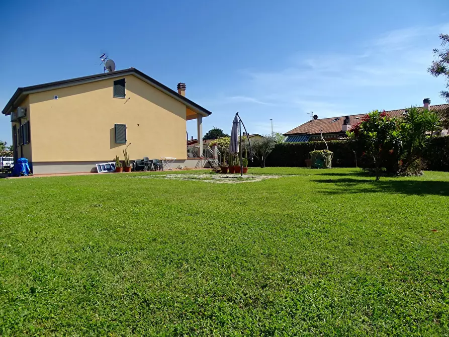 Immagine 17 di Villa in vendita  a Sarzana