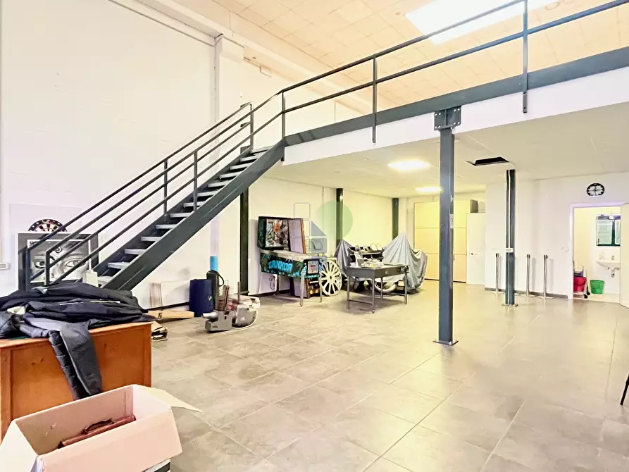 Immagine 2 di Attività artigianale in affitto  in Via della Padula 11 a Livorno