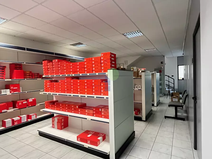 Immagine 4 di Attività artigianale in affitto  in Via Provinciale Pisana 111 a Livorno