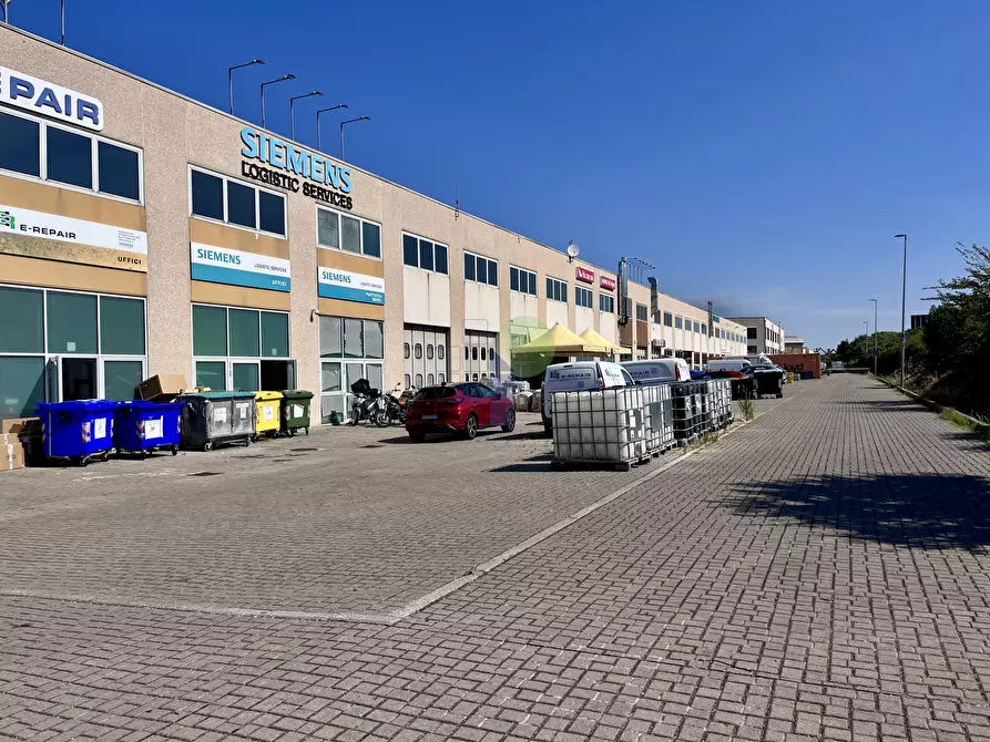 Immagine 4 di Attività artigianale in affitto  in Via Cimarosa 111 a Livorno