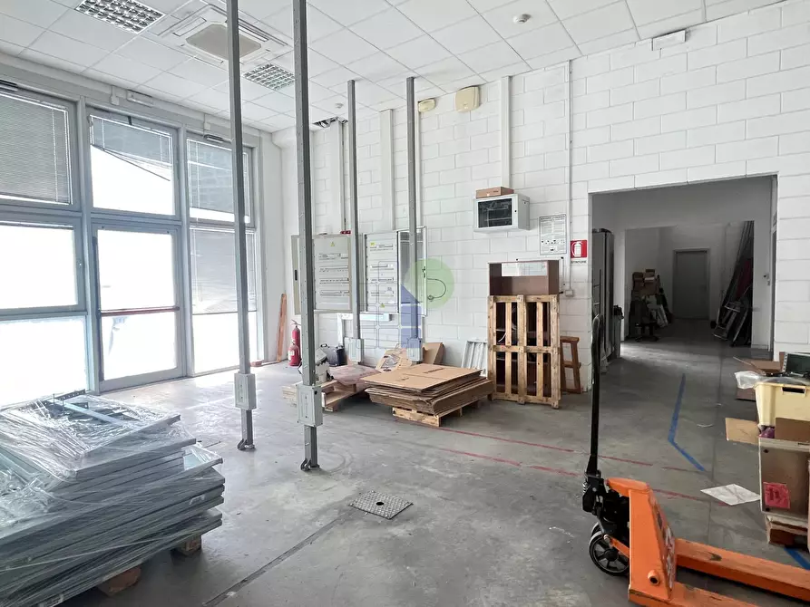 Immagine 32 di Attività artigianale in vendita  in Via  Cimarosa 55 a Livorno