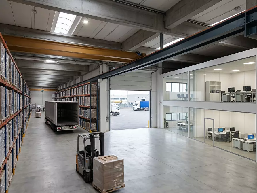 Immagine 4 di Capannone industriale in affitto  a Pietrasanta