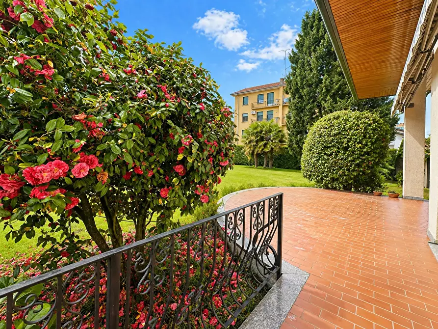 Immagine 3 di Villa in vendita  in Via Varallo Pombia 2 a Castelletto Sopra Ticino