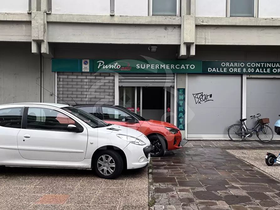 Immagine 9 di Locale commerciale in vendita  in VIA del PAVONE 73 a Ferrara