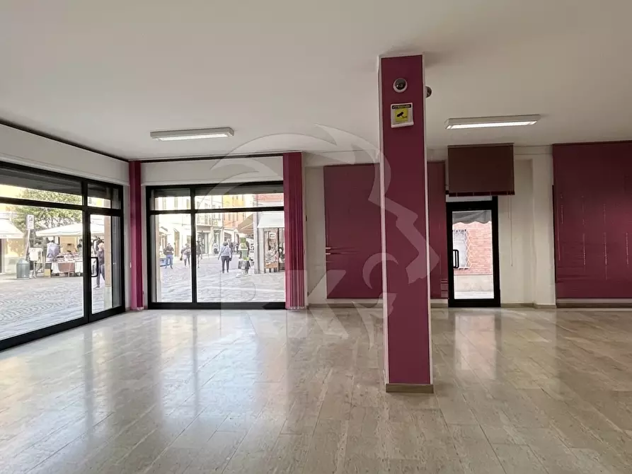 Immagine 5 di Locale commerciale in vendita  a Ferrara
