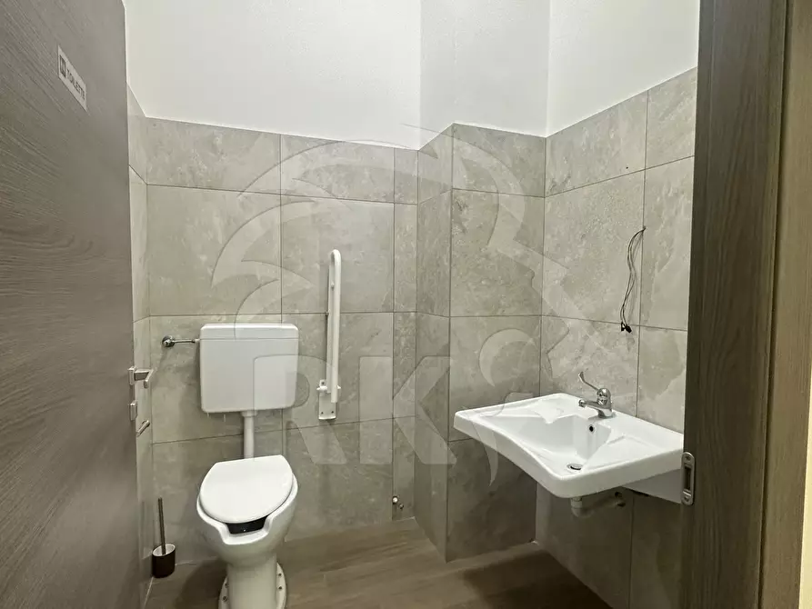 Immagine 6 di Locale commerciale in affitto  in Via Riva di Reno 56 a Bologna