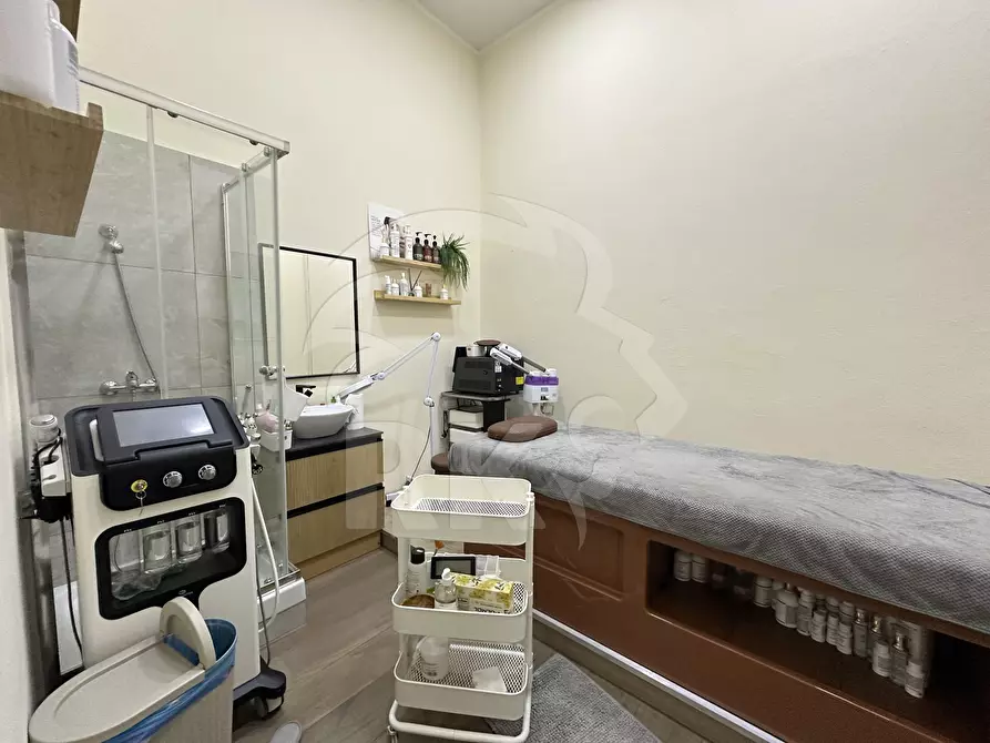 Immagine 15 di Locale commerciale in affitto  in Via Riva di Reno 56 a Bologna