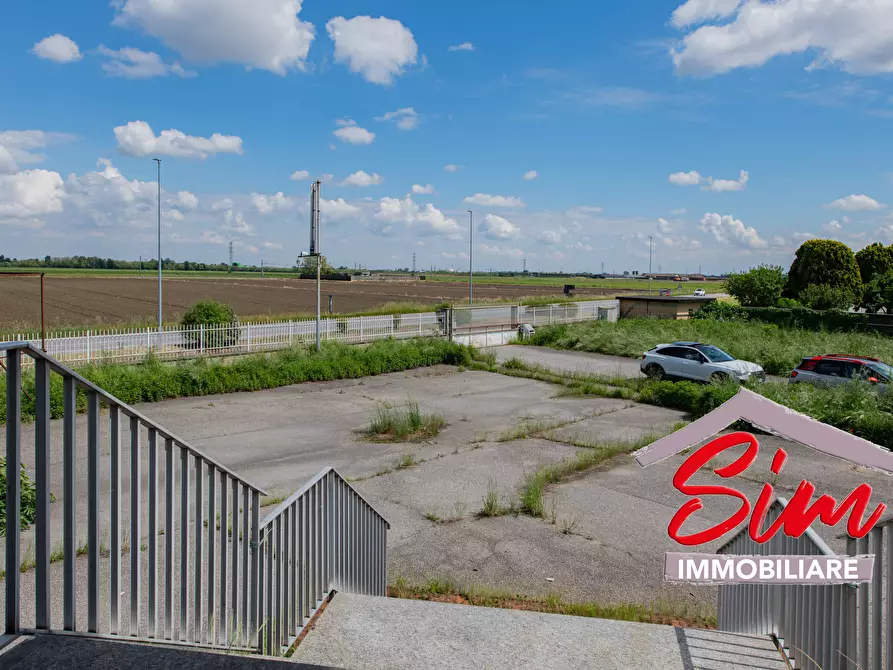 Immagine 6 di Locale commerciale in vendita  in Strada statale 229 del Lago d'Ortatrada provincial sn a Caltignaga