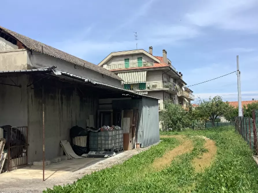 Immagine 5 di Palazzo in vendita  a Monsampolo Del Tronto