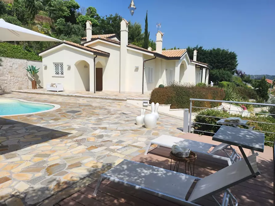 Immagine 1 di Villa in vendita  a San Benedetto Del Tronto