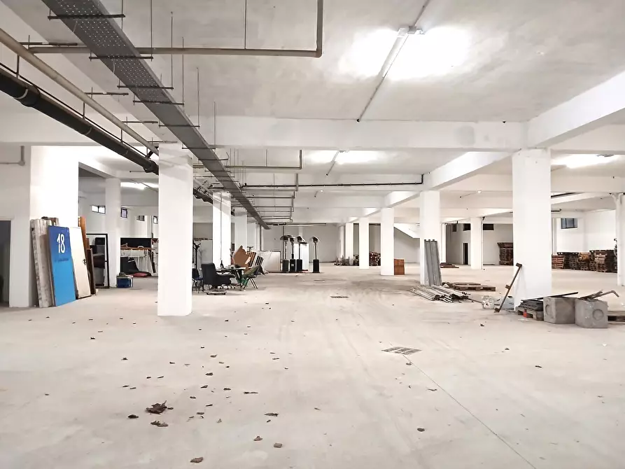 Immagine 11 di Capannone industriale in affitto  a Roma