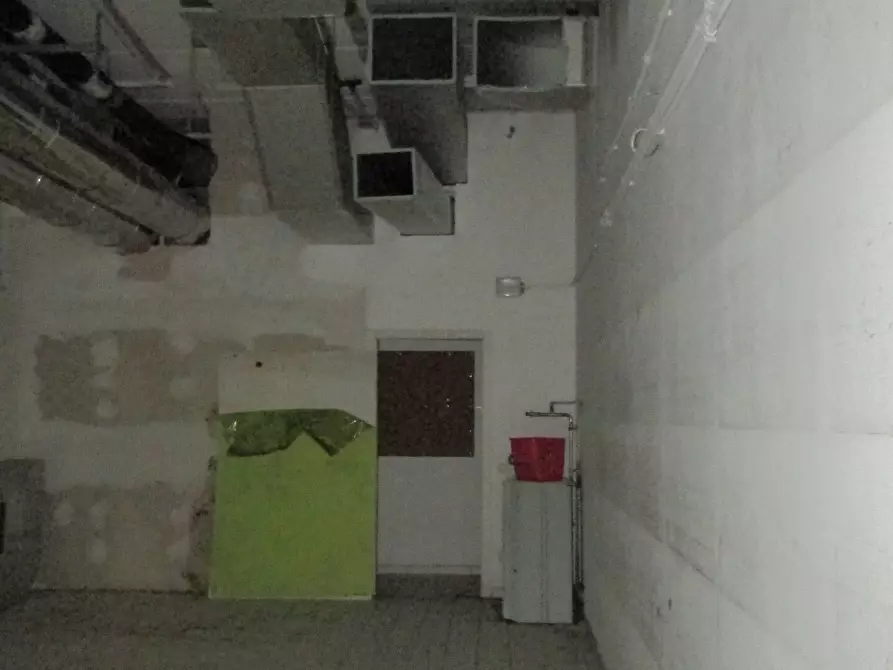 Immagine 10 di Locale commerciale in vendita  in VIA EINAUDI a Civitanova Marche