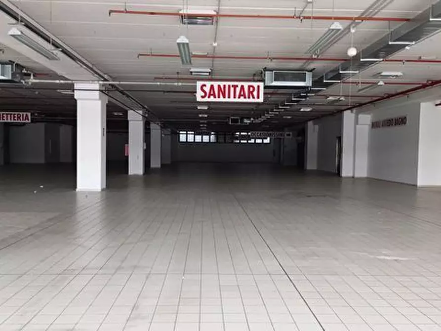 Immagine 7 di Locale commerciale in vendita  in VIA EINAUDI a Civitanova Marche