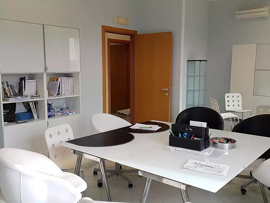 Immagine 15 di Ufficio in affitto  a Quartucciu