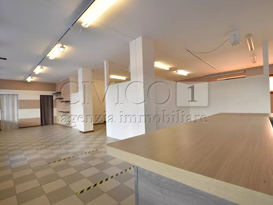 Immagine 8 di Locale commerciale in affitto  in Viale Strasburgo a Rubano