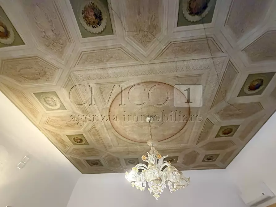 Immagine 12 di Appartamento in vendita  in Campo San Bortolomio 5396 a Venezia