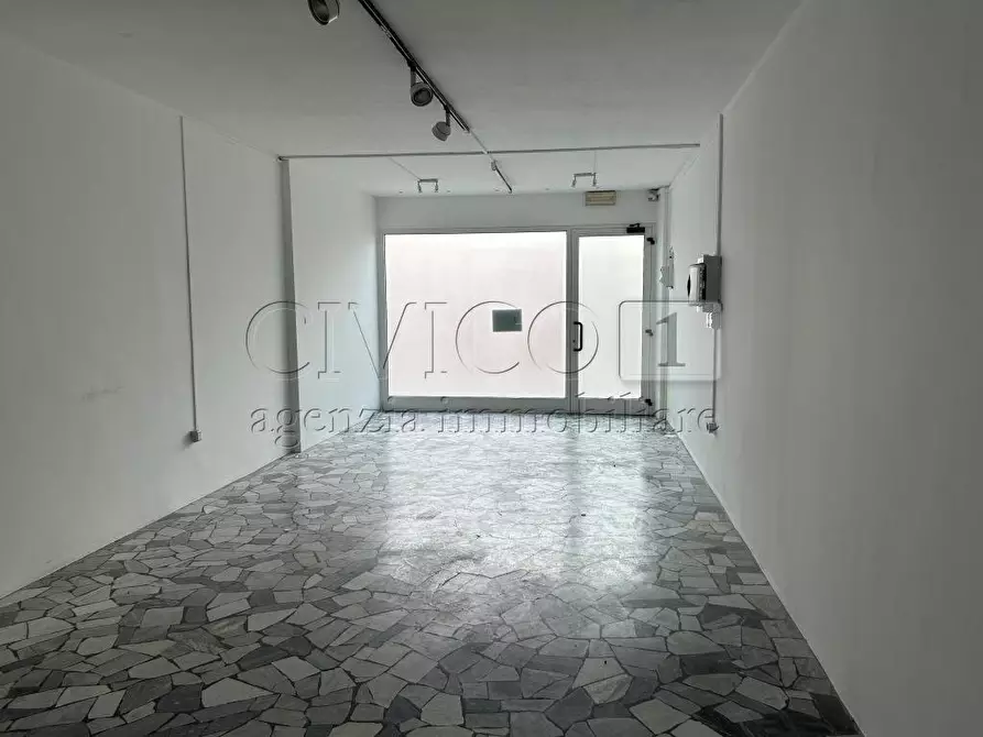 Immagine 16 di Locale commerciale in affitto  in Via Riviera 63 a Nanto
