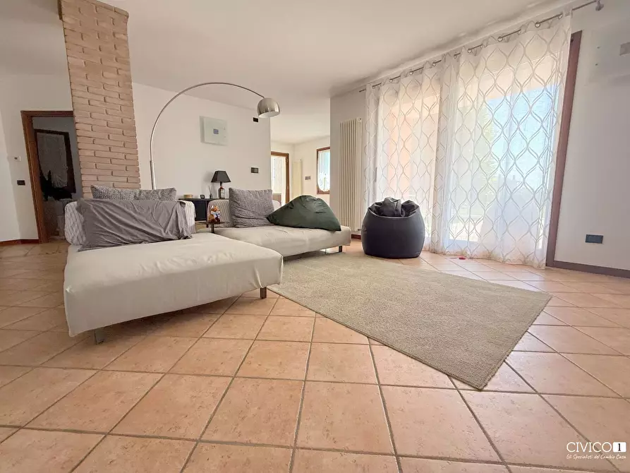 Immagine 2 di Casa bifamiliare in vendita  in Via Marconi 109 a Torri Di Quartesolo