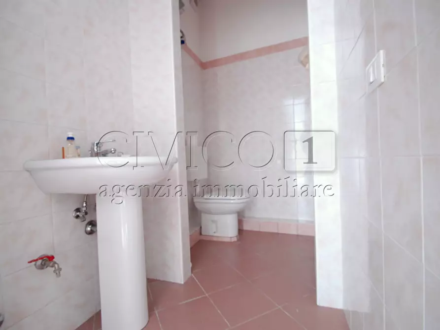 Immagine 10 di Locale commerciale in affitto  in via Chiesanuova a Padova