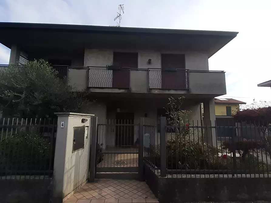 Immagine 1 di Villa in vendita  in Via dei Chiosetti 4 a Cardano Al Campo