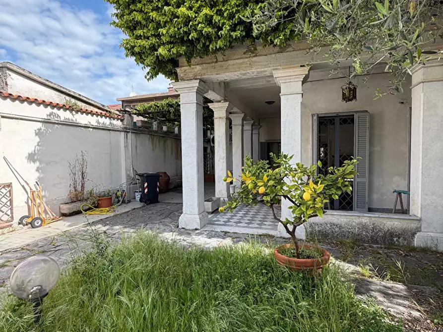 Immagine 4 di Villa in vendita  in Via Firenze 48 a Carrara