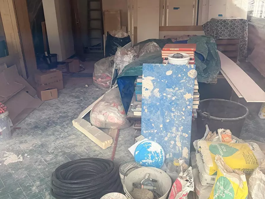 Immagine 4 di Locale commerciale in vendita  in Via Rozzone 1 a Ortonovo