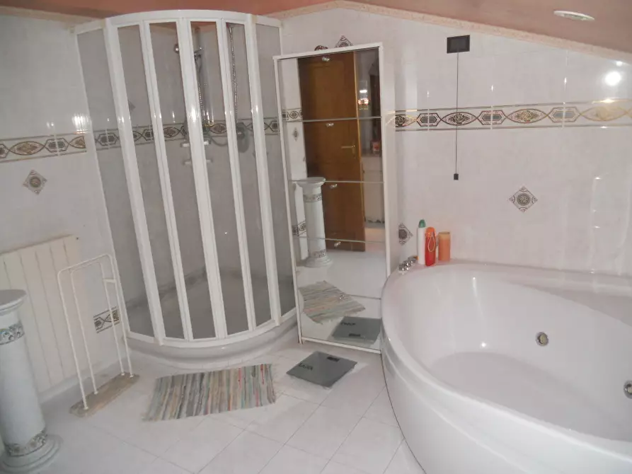 Immagine 10 di Villa in vendita  in Via dei Pini 40 a Castelnuovo Magra