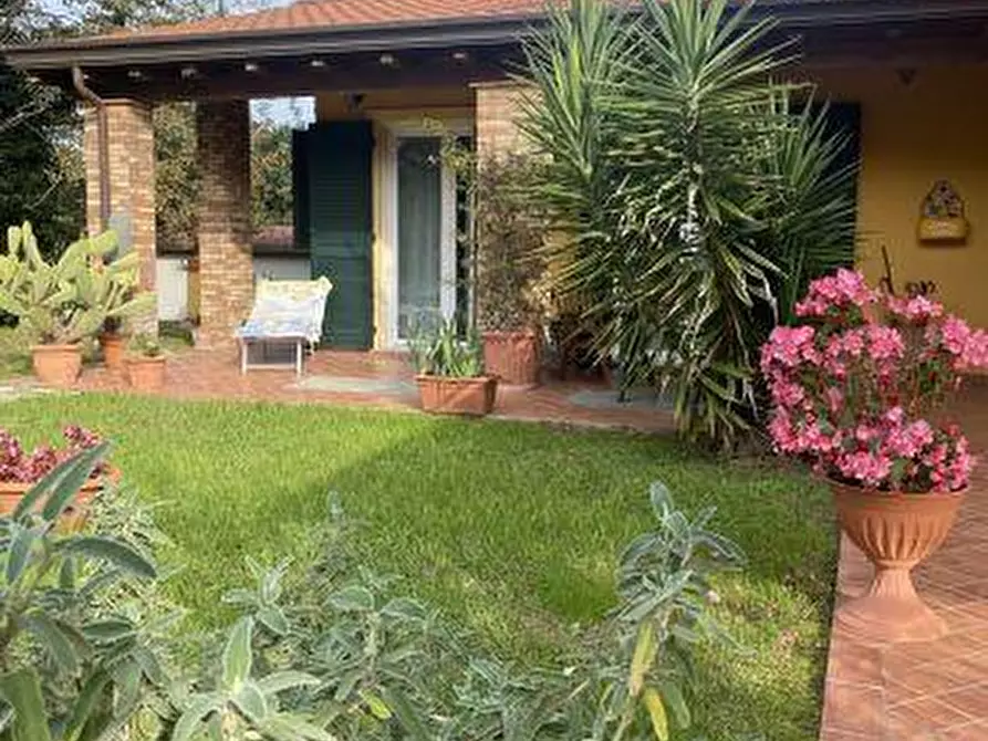 Immagine 1 di Villa in vendita  in Via Palvotrisia 38 a Castelnuovo Magra