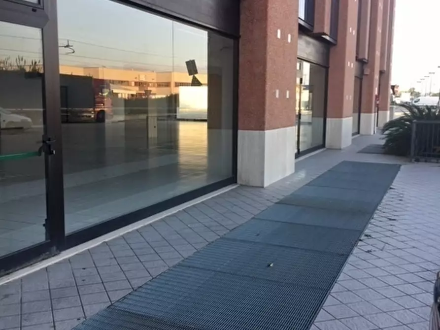 Immagine 3 di Locale commerciale in affitto  a San Benedetto Del Tronto