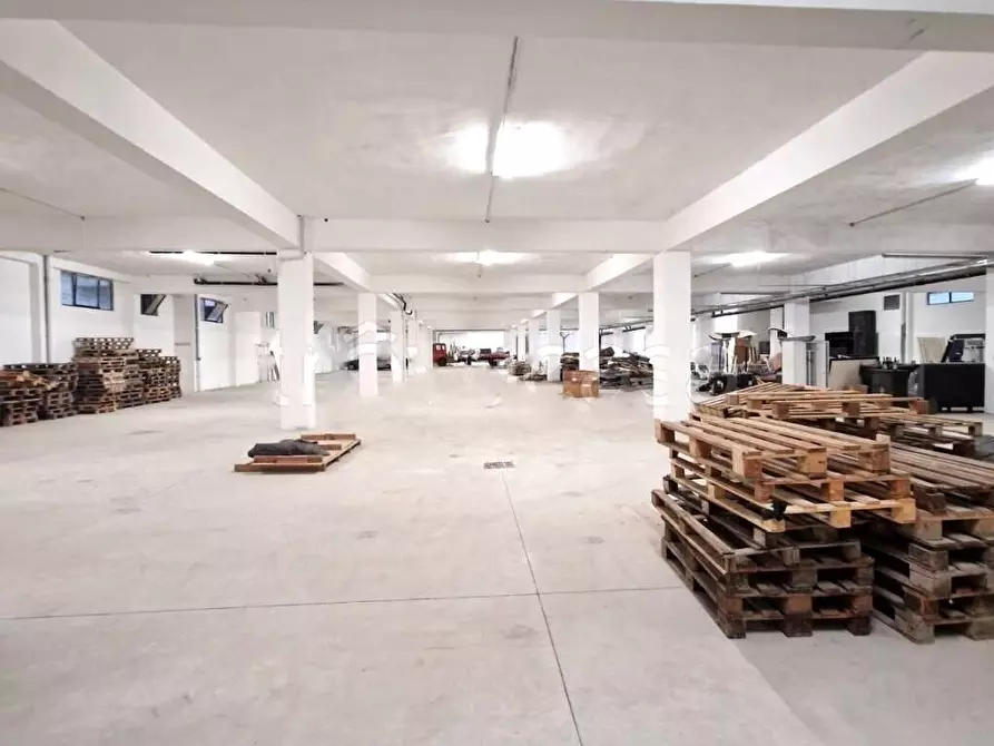 Immagine 3 di Capannone industriale in affitto  a Roma