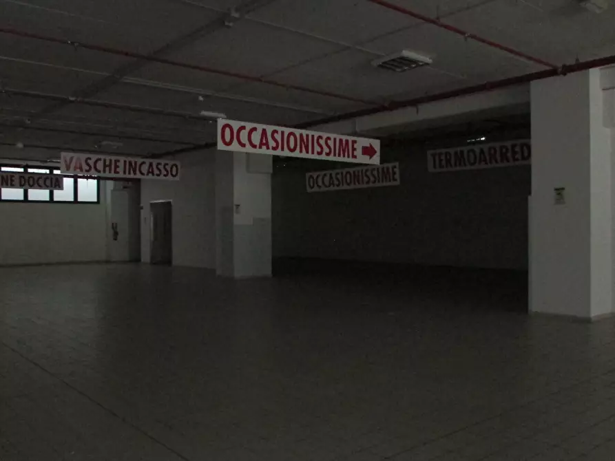 Immagine 26 di Locale commerciale in vendita  in VIA EINAUDI a Civitanova Marche