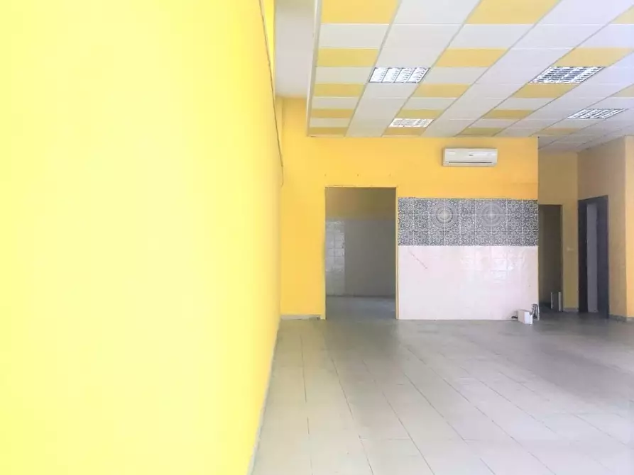 Immagine 2 di Locale commerciale in affitto  in Via del Mare 72/B a San Benedetto Del Tronto