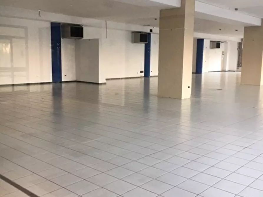 Immagine 6 di Locale commerciale in affitto  a San Benedetto Del Tronto