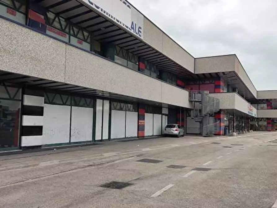 Immagine 5 di Locale commerciale in vendita  in VIA EINAUDI a Civitanova Marche