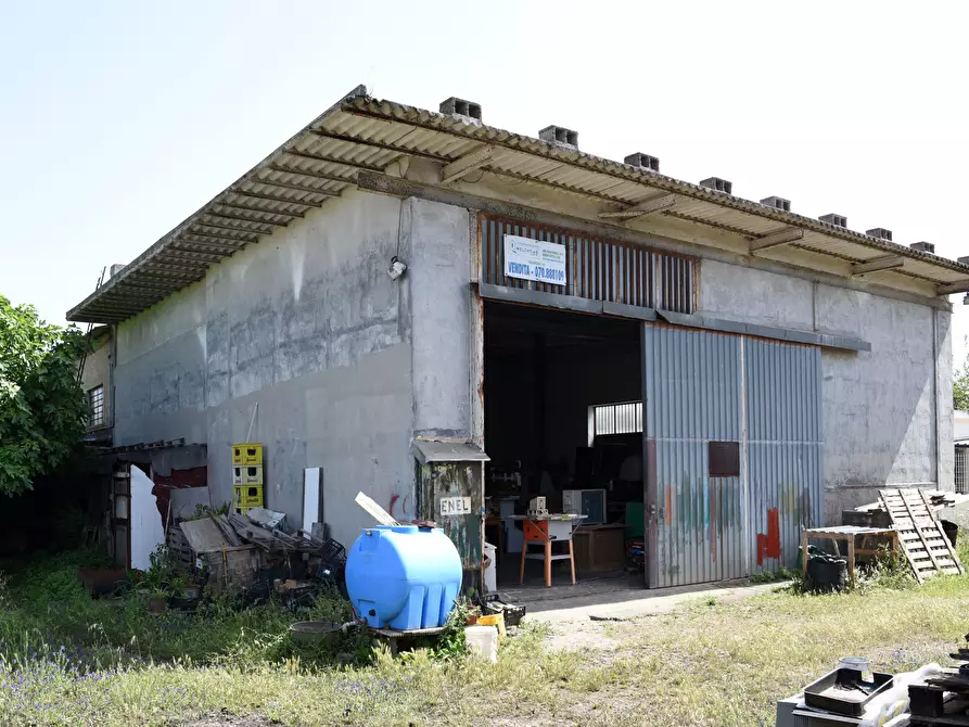 Immagine 34 di Attività artigianale in vendita  a Selargius