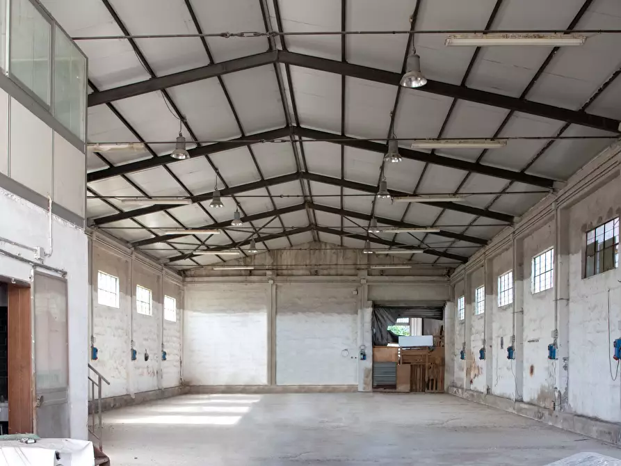 Immagine 10 di Attività artigianale in vendita  a Selargius