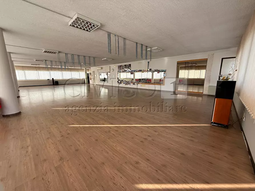 Immagine 1 di Locale commerciale in affitto  in Via Italia Unita 1 a Torri Di Quartesolo