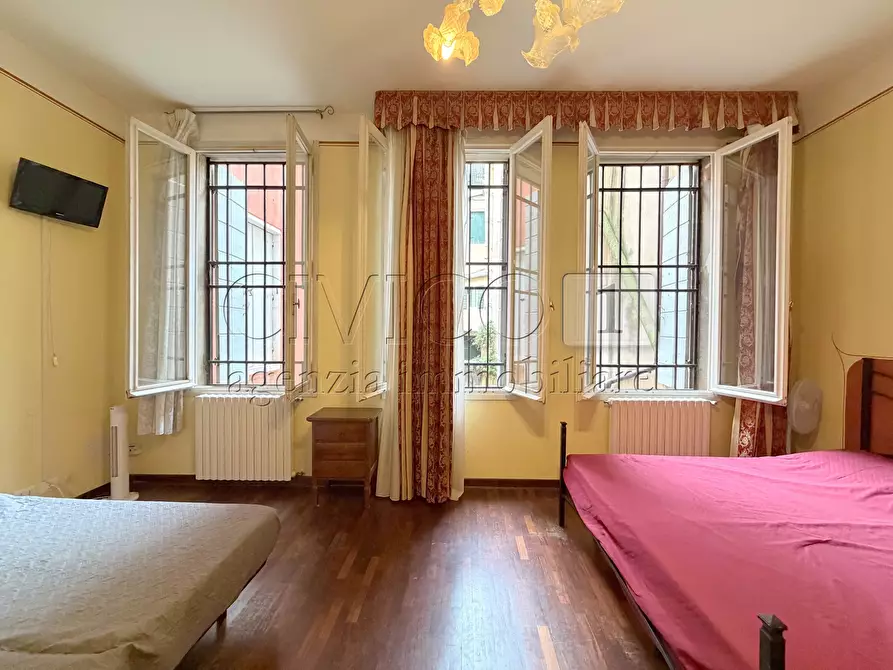 Immagine 17 di Appartamento in vendita  in Campo San Bortolomio 5396 a Venezia