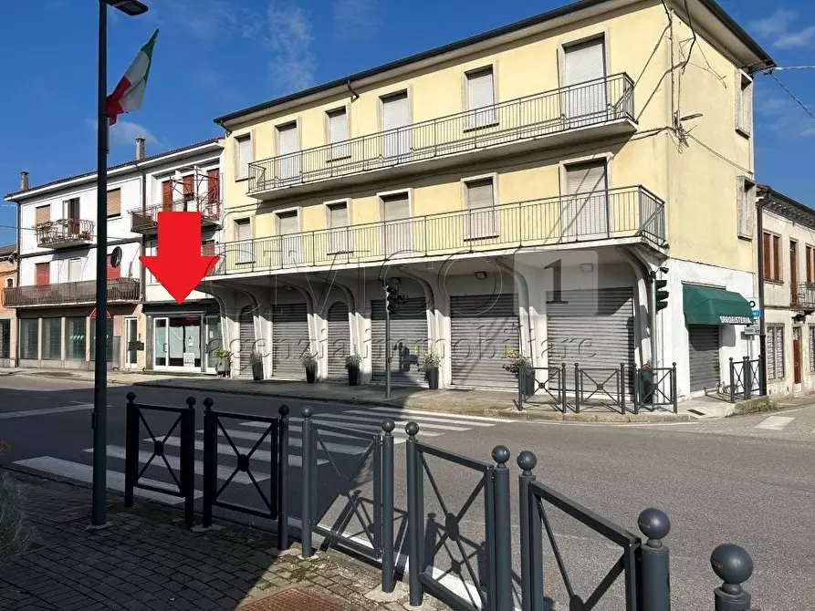 Immagine 25 di Locale commerciale in affitto  in Via Riviera 63 a Nanto