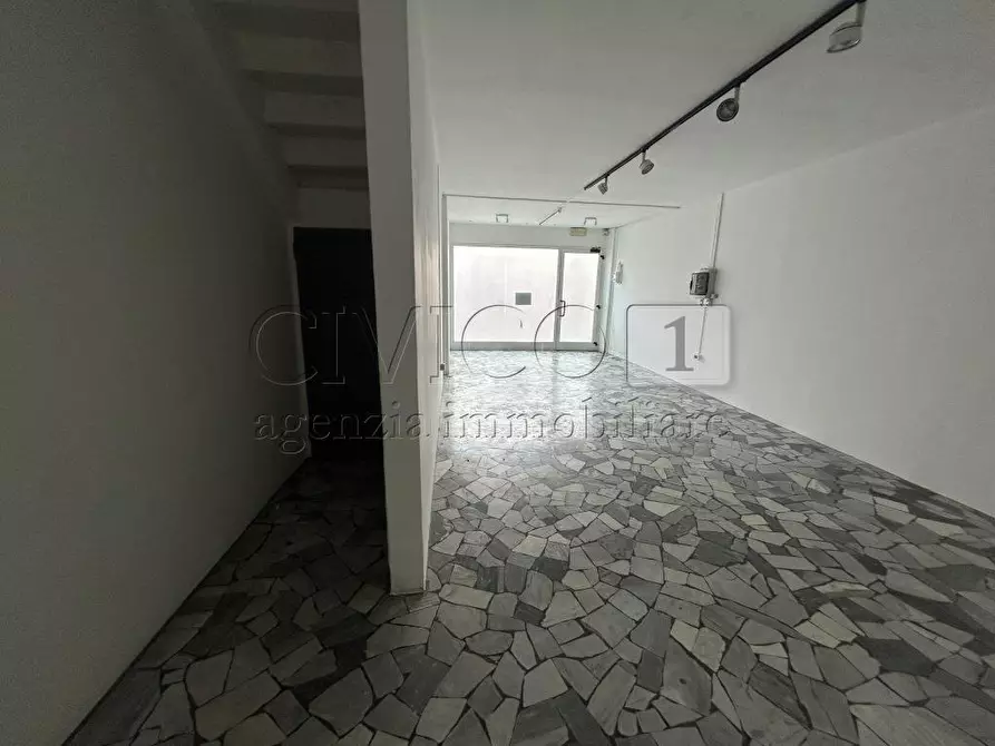 Immagine 11 di Locale commerciale in affitto  in Via Riviera 63 a Nanto