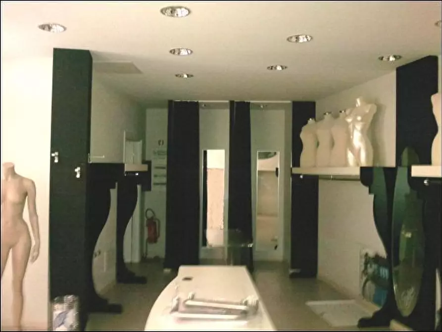 Immagine 1 di Locale commerciale in affitto  a Gallarate